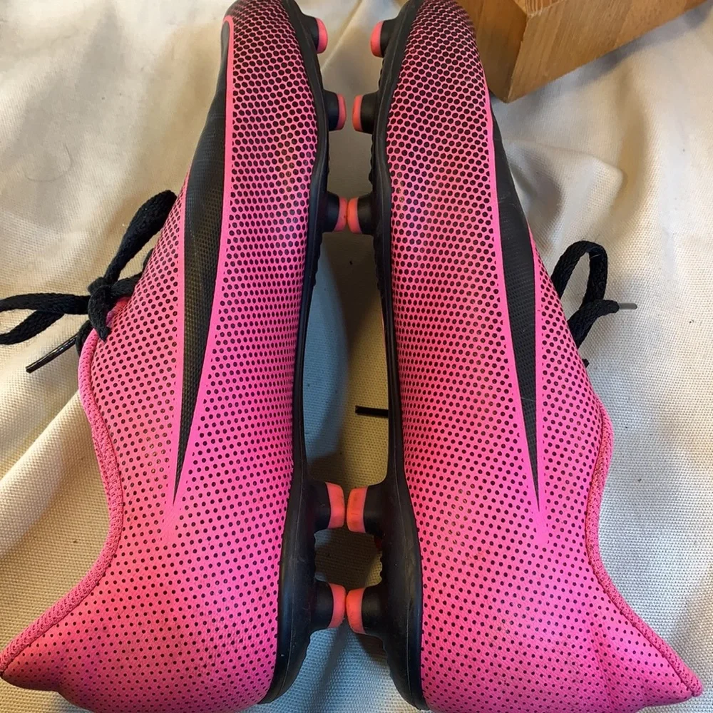 Nike soccer sneakers almost NEW